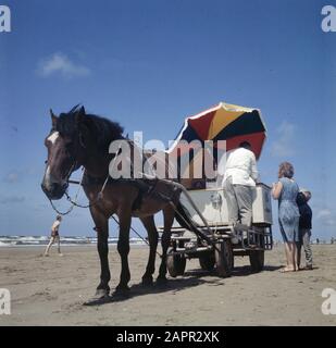 Eiscreme Coman mit Pferd und Wagen am Strand Datum: Undatierte Schlüsselwörter: Badegäste, Eis, Handel, Eiskremekomane, Pferd-und-Karre, Strände, Freizeit Stockfoto