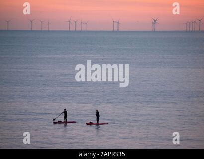 Paddeln Sie in Brighton, während die Sonne untergeht Stockfoto