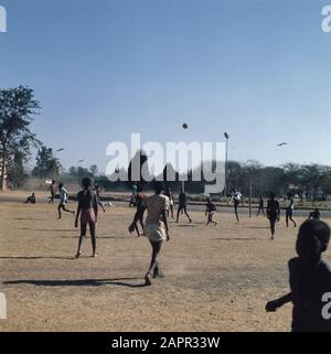 Zaire (ehemals Belgischer Kongo); Skulpturen in der Straße Kinshasa Datum: 16. August 1973 Ort: Belgisch-Kongo, Zaire Schlüsselwörter: Skulpturen in der Straße Personenname: Kinshasa Stockfoto