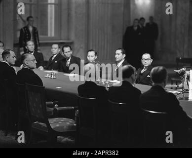 Übertragung der Souveränität an Indonesien im Königspalast am Dam Platz. Die indonesische Delegation. Mohammed Hatta Datum: 27. Dezember 1949 Ort: Amsterdam Schlagwörter: Internationale Akkorde Personenname: Hatta, Mohammad Stockfoto