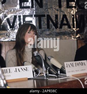 Vietnam-Treffen im Kulturzentrum De Lindenberg in Nijmegen; Jane Fonda (Schauspielerin und Vietnactist) Datum: 18. Januar 1975 Ort: Nijmegen, Vietnam Schlagwörter: Aktivisten, Schauspielerin, Filmstars persönlicher Name: Jane Fonda Stockfoto