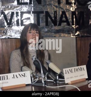 Vietnam-Treffen im Kulturzentrum De Lindenberg in Nijmegen; Jane Fonda (Schauspielerin und vietnamesische Aktivistin). Datum: 18.Januar 1975 Ort: Nijmegen, Vietnam Schlüsselwörter: Aktivisten, Schauspielerinnen, Filmstars persönlicher Name: De Lindenberg, Fonda Jane Stockfoto