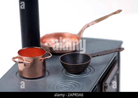 Kochgefäße auf Ofen isoliert auf weißem Hintergrund. Bild enthält Kopierbereich Stockfoto