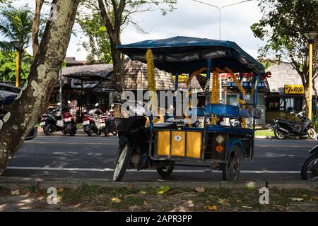 KRABI, THAILAND - 10. Juli 2019. Tuktuk steht auf einer Straße auf einer Straße in Krabi. Motorrad Taxis sind Tuk Tuk in Thailand genannt. Stockfoto