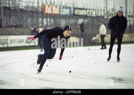 Schlittschuhwettkämpfe zum IJsselcup in Deventer. Elly van den Brom im Einsatz. Datum: 23.November 1968 Ort: Deventer Schlüsselwörter: Skating, Name der Sportperson: Brom Elly van den, IJsselcup Stockfoto