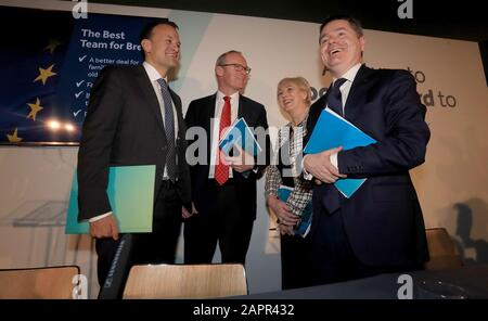 Leo Varadkar, ein Taoiseach und Fine Gael Parteivorsitzender, mit Tanaiste Simon Coveney und Minister für Wirtschaft, Unternehmen und Innovation sowie Finanzminister Pascal Donohue während des Manifests Der Irischen Parlamentswahlen In Fine Gael im City Assembly House in Dublin. PA Foto. Bilddatum: Freitag, 24. Januar 2020. Siehe PA Story IRISH Election. Der Lichtbildkredit sollte lauten: Donall Farmer/PA Wire Stockfoto