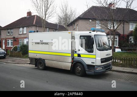 Ein Bombenentsorgungsteam, das in Bradford nach einem 38-jährigen Mann nach Hause suchte, wurde wegen des Verdachts auf Sprengstoffvergehen verhaftet. Stockfoto