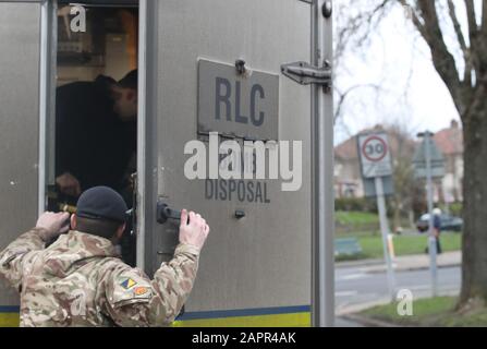 Ein Bombenentsorgungsteam, das in Bradford nach einem 38-jährigen Mann nach Hause suchte, wurde wegen des Verdachts auf Sprengstoffvergehen verhaftet. Stockfoto