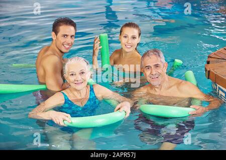 Eine glückliche Familie mit Senioren macht zusammen Aqua-Fitness im Schwimmbad Stockfoto