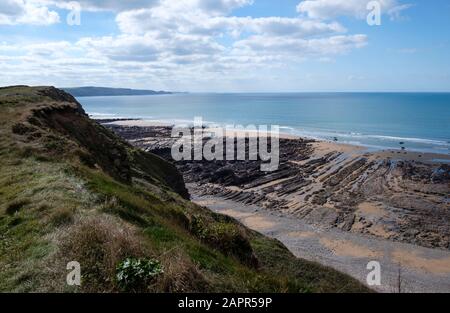 Die Atlantikküste der Bude Bay in Cornwall bietet viele interessante Merkmale und eine schöne Aussicht, die vom South West Coast Path leicht zu erreichen ist Stockfoto