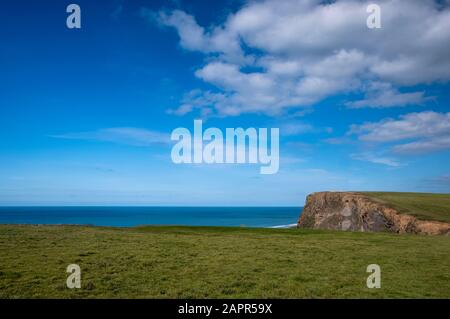 Die Atlantikküste der Bude Bay in Cornwall bietet viele interessante Merkmale und eine schöne Aussicht, die vom South West Coast Path leicht zu erreichen ist Stockfoto