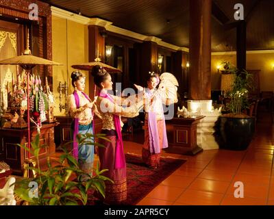 Typischer Tanz im Dhara Dhevi Hotel, Lanna Style, Chiang Mai, Thailand, Asien Stockfoto