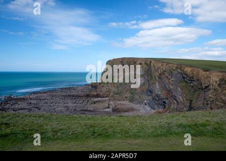 Die Atlantikküste der Bude Bay in Cornwall bietet viele interessante Merkmale und eine schöne Aussicht, die vom South West Coast Path leicht zu erreichen ist Stockfoto