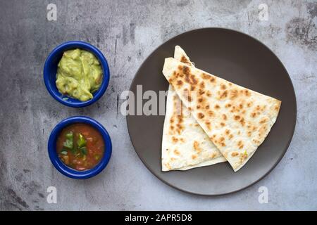 Käse Quesadilla mit Guacamole und Salsa Stockfoto