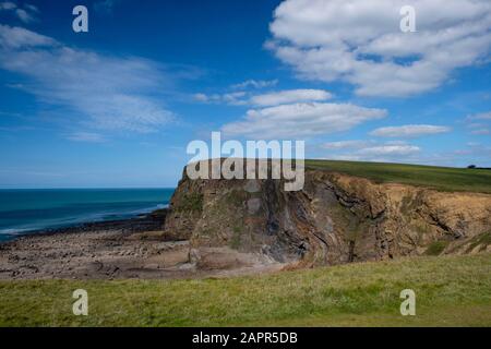 Die Atlantikküste der Bude Bay in Cornwall bietet viele interessante Merkmale und eine schöne Aussicht, die vom South West Coast Path leicht zu erreichen ist Stockfoto