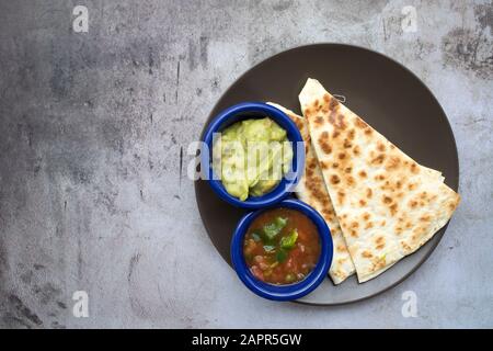 Käse Quesadilla mit Guacamole und Salsa Stockfoto