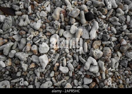 Nahaufnahme von abgerundeten und polierten Strandfelsen. Kieselsteine am Meer, Bunte Kieselsteine. Stockfoto