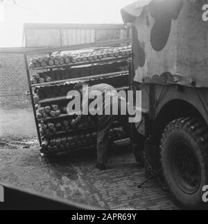 Lebensmittelladen von Fürst Bernhard [Hilfe zu Kinderheimen] Zweiter Weltkrieg, Lebensmitteleinrichtungen Datum: 1945 Schlüsselwörter: Weltkrieg, Lebensmitteleinrichtungen Stockfoto