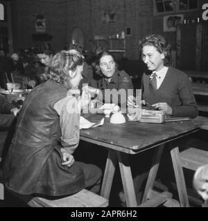 Trainingslager für das Frauen-Hilfskorps in Bouvigne Armee, Ausbildung, Soldaten, Frauen Datum: August 1945 Ort: Breda Schlagwörter: Armee, Militär, Ausbildung, Frauen Institutionenname: VHK Stockfoto