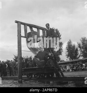 Bauern feiern in einem Drenthe Dorf EINEN Lastwagen, der unter einer Tonne Wasser fährt. Der Fahrer erhält ein Sturmdatum: 1945 Ort: Drenthe Schlüsselwörter: Folklore Stockfoto