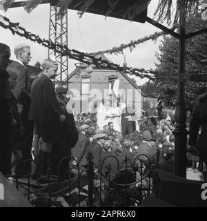 Bauernparty in einer Drenthe Dorfparade von Karren durch das Dorf. Auto mit dem Friedensdatum: 1945 Ort: Drenthe Schlagwörter: Folklore, Zweiter Weltkrieg Stockfoto
