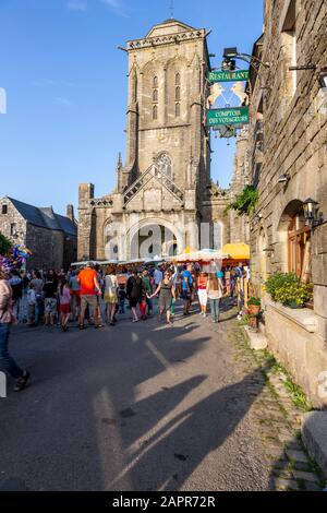 Locronan ist eine Gemeinde in der Bretagne im Nordwesten Frankreichs, mit einer Bevölkerung und ist Mitglied der Les Plus beaux villages de France. Stockfoto