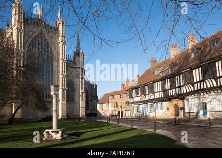 York Minster Yard, eine alte Sonnenuhr auf einer Säule, Fachwerk und die Ostfront der großen Kathedrale Stockfoto