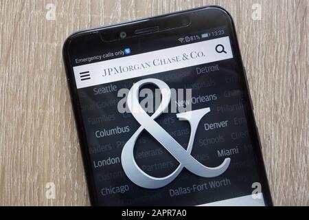 Die Website JPMorgan Chase & Co. Wird auf einem modernen Smartphone angezeigt Stockfoto