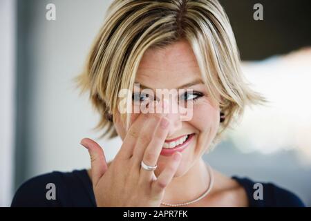 Porträt einer schönen jungen Frau. Stockfoto