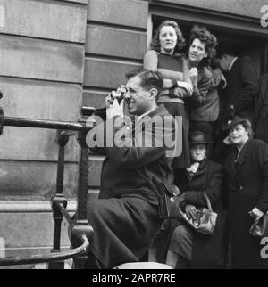 Besuch von Eisenhower im Palast lange Voorhout in den Haag [Man nimmt ein Bild auf] Datum: 6. Oktober 1945 Ort: Die Haag Schlüsselwörter: Besuche, Generalpersonname: Eisenhower, Dwight Stockfoto