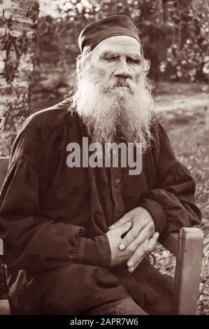 Leo Tolstoi (Graf Lev Nikolawitsch Tolstoi), berühmter russischer Schriftsteller, der für solche Werke wie Krieg und Frieden, Anna Karenina und Den Tod Iwan Iljichs bekannt ist. (Foto: 1897) Stockfoto