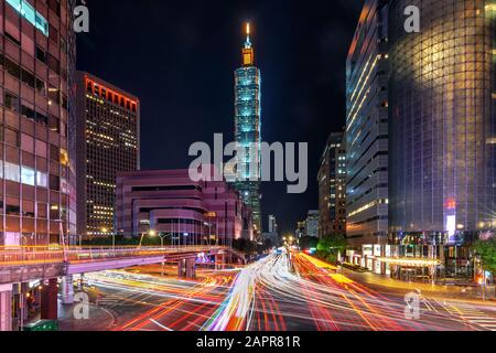 Verkehrsgeschwindigkeiten durch eine Kreuzung nachts in Taiwan. Stockfoto