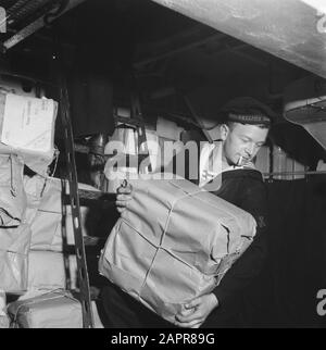 Ankunft Hr. Frau Dan. Kortenaer [1945] Sailor mit Paketen mit der Zeitschrift De Pen Gun (u.a. an Marine Corps in Batavia gerichtet) Datum: 10. Oktober 1945 Ort: Amsterdam Schlagwörter: Marine, Militärschiffe, Pakete Stockfoto