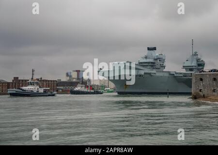 Die "HMS Queen Elizabeth" (R08) verließ Portsmouth, Großbritannien am 24. Januar 2020, um eine fliegende Ausbildung mit Kampfflugzeugen des Typs F-35B Lightning II von 207 Squadron, die auf dem Luftwaffenstützpunkt RAF Marham beheimatet sind, durchzuführen. Die Schulung findet in Gewässern rund um Großbritannien statt. Stockfoto