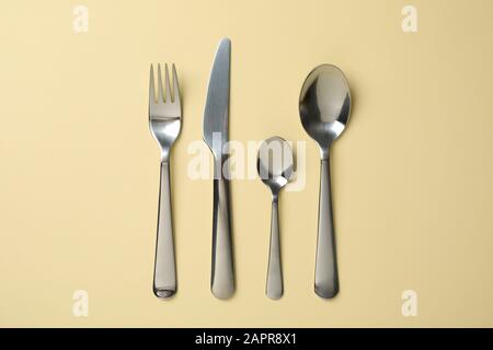 Besteck auf beigefarbenem Hintergrund, Draufsicht und Platz für Text Stockfoto