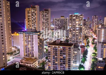 Honolulu Hotels in der Innenstadt mit Blick auf die Nacht Stockfoto