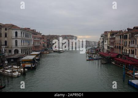 Blick auf den Canal Grande von der Brücke Ponte di Rialto, Venedig, Venetien, Italien und Europa Stockfoto