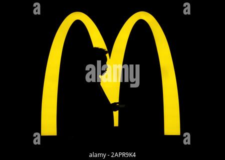 China. Nov. 2019. Ein amerikanisches Fast-Food-Hamburger-Restaurantkette McDonald's-Logo in Hongkong. Kredit: Budrul Chukrut/SOPA Images/ZUMA Wire/Alamy Live News Stockfoto