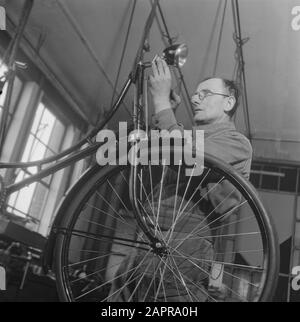 Rijwielfabriek Gazelle te Dieren Datum: 20. März 1946 Standort: Animal Keywords: Fahrradfabriken Stockfoto