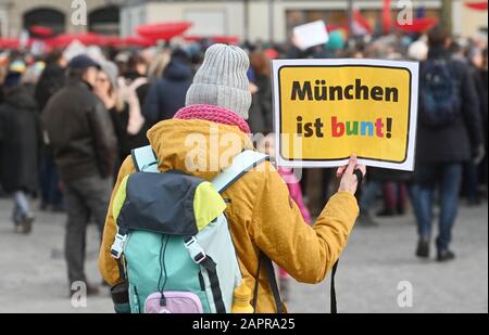 München, Deutschland. Januar 2020. Bei einer Gegendemonstration gegen eine geplante Pegida-Demonstration gegen die Beschneidung von Kindern und Säuglingen hält ein Demonstrant ein Schild mit der Aufschrift 'Munich ist bunt'. Die Pegida-Demonstration wurde abgebrochen. Die Beschneidung gilt im Judentum als wichtiges Symbol. Gegner halten die Pegida-Demonstration für einen "klaren Angriff auf die jüdische Identität und reinen Antisemitismus". Credit: Tobias Hase / dpa / Alamy Live News Stockfoto