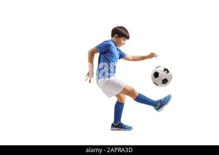 Lange Aufnahme eines jungen Fußballspielers, der mit einem Fußballball jongliert, der auf weißem Hintergrund isoliert ist Stockfoto