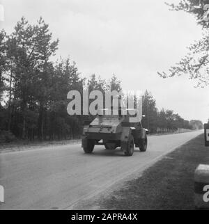 Hoge Veluwe Conference on Indonesia at Hunting Castle St. - Hubertus. - Ja. Ein GM Otter gepanzerter Wagen von der Marechaussee führt Patrouillenfahrten rund um das Jagdschloss durch. Datum: 9. April 1946 Stockfoto