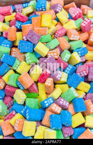 Verschiedene Obstkäuze. Bunte, helle, keulige Süßigkeiten mit Zucker. Regenbogen-Farbband-Bonbons. Bunte Gelee Süßigkeiten schließen sich als helle Freude an Stockfoto
