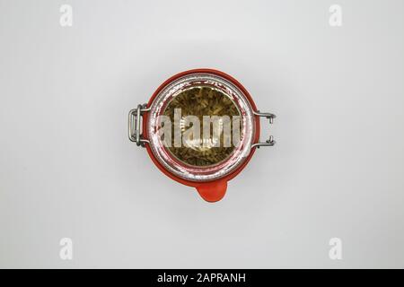 Draufsicht auf isoliertem Glas mit rotem Gummiring, weißer leerer Hintergrund Stockfoto