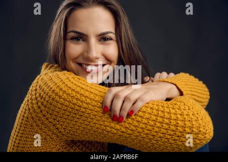 Schuss von einer schönen jungen Frau, die an die Kamera lächelt und lächelt Stockfoto