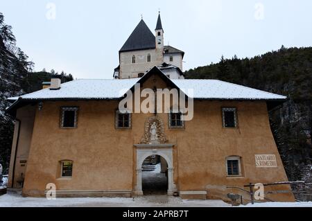 Santuario di San Romedio, Coredo, Val di Non, Trentino, Italien Stockfoto