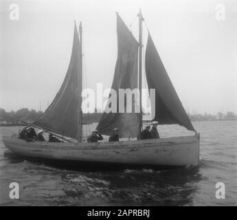 Segelwettbewerb bei Loosdrecht Datum: 7. September 1950 Ort: Loosdrecht Schlagwörter: Segelspiele Stockfoto