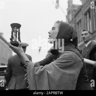 Serie: Besuch von Königin Juliana und Prinz Bernhard in Friesland. Theater [Ort unbekannt] Datum: 25. September 1950 Ort: Friesland Schlüsselwörter: Besuche, Königshaus, Theater Stockfoto