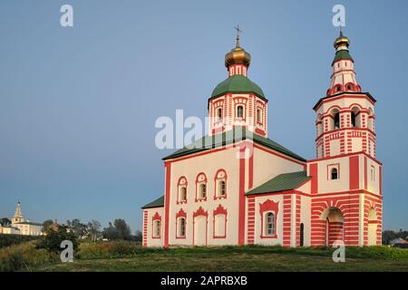 = Kirche von Elijah, dem Propheten auf dem Iwan-Hügel im Sommer Sonnenuntergang = Die rot-weiße Kirche von Elijah (Ilya), dem Propheten auf der Unterseite von Iwans Hallo Stockfoto