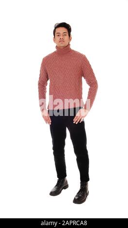 Ein großer, dünner junger Mann in schwarzer Jeans und ein burgunder Pullover, der mit seinem Tumpf in seinem verspotteten, für weißen Hintergrund isolierten Pump steht Stockfoto